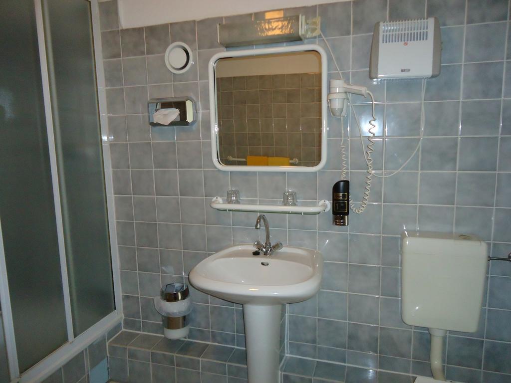 Hotel Kubrat Am Checkpoint Charlie 베를린 객실 사진